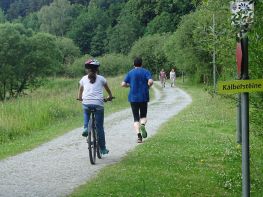 Wandern Radfahren an Stausee