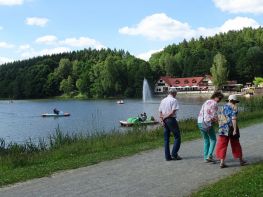 Wandern am Stausee Naehe Spreeradweg